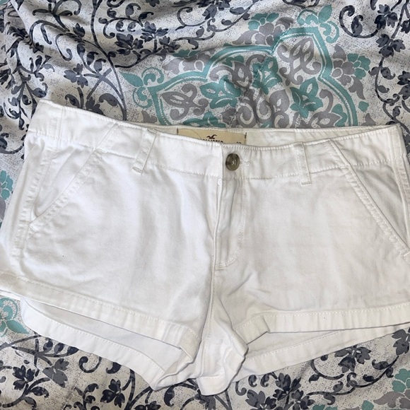 Hollister size 5(adults)  white short shorts - Picture 1 of 2